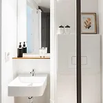 Spacious Loft With Balcony & High-speed Wi-fi דירה