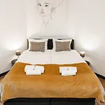 Spacious Loft With Balcony & High-speed Wi-fi * טילבורג