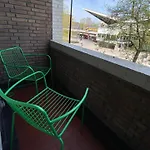 Spacious Loft With Balcony & High-speed Wi-fi טילבורג