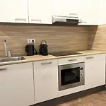 Spacious Loft With Balcony & High-speed Wi-fi דירה טילבורג