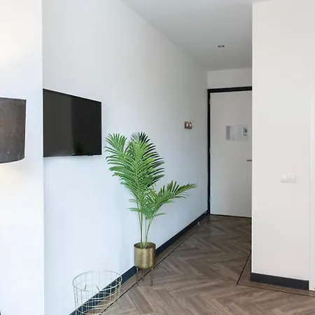 Apartamento Spacious Loft With Balcony & High-speed Wi-fi *