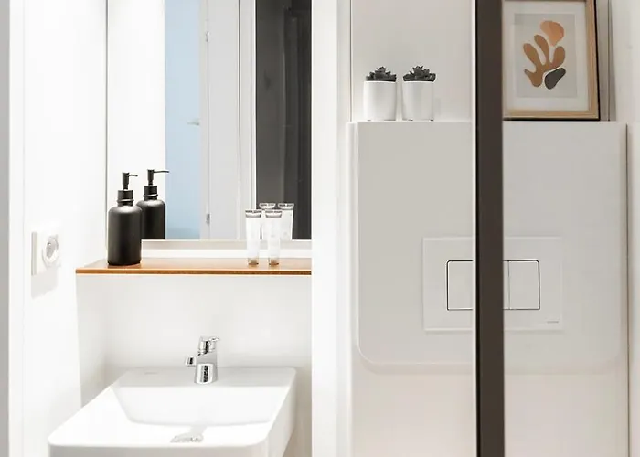 Spacious Loft With Balcony & High-speed Wi-fi شقة